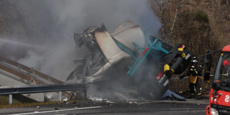 Corte total de la Autovía Rías Baixas (A-52) tras arder un camión cisterna con sustancias químicas