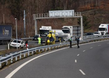 Corte de 15 kms en la A-52, sentido Vigo, por el accidente de camión en A Cañiza