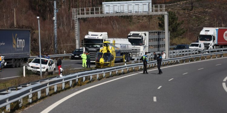 Corte de 15 kms en la A-52, sentido Vigo, por el accidente de camión en A Cañiza