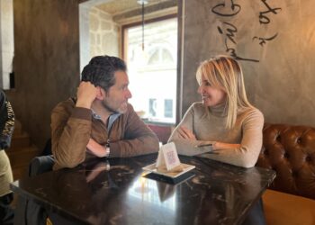 La candidata del PP a la alcaldía de Vigo, Marta Fernández-Tapias, el portavoz de campaña del PP, Borja Sémper, y la secretaria general del PPdeG, Paula Prado, mantuvieron este sábado un encuentro en el Casco Vello vigués con la vista puesta en las próximas citas electorales