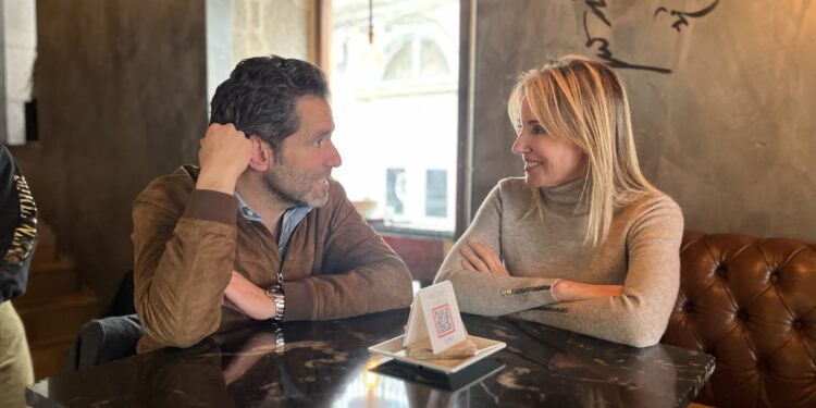 La candidata del PP a la alcaldía de Vigo, Marta Fernández-Tapias, el portavoz de campaña del PP, Borja Sémper, y la secretaria general del PPdeG, Paula Prado, mantuvieron este sábado un encuentro en el Casco Vello vigués con la vista puesta en las próximas citas electorales