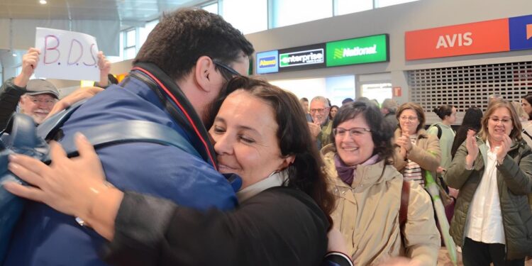 Miranda llega a Vigo tras la expulsión de Israel: «Seguiremos defendiendo al pueblo palestino, no les tenemos miedo»