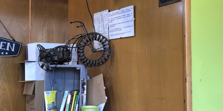 Teléfono público de un bar en un barrio de la ciudad de Vigo