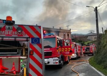 Extinguido el fuego que arrasó por completo una casa en Fornelos de Montes