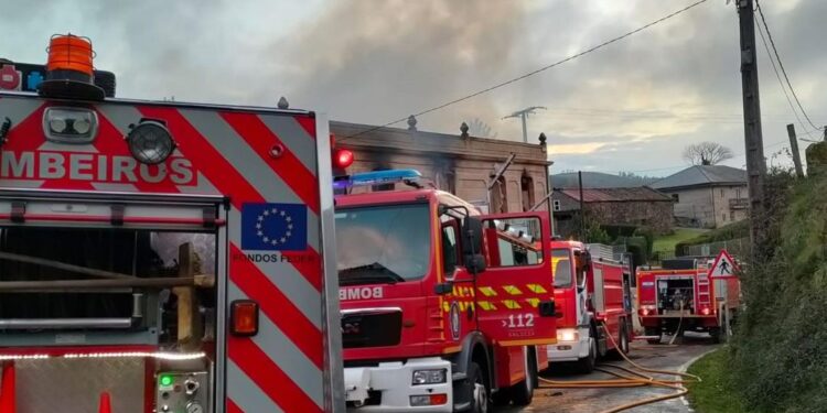 Extinguido el fuego que arrasó por completo una casa en Fornelos de Montes