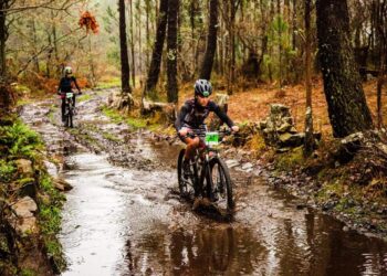 Ciclistas en el Duatlón Cross Candeán Trasmañó