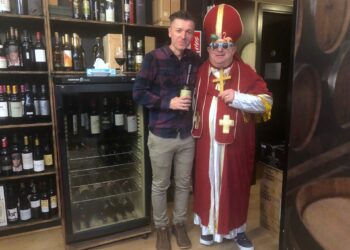 buen humor de algunos vigueses que han acudido disfrazados de esta guisa a tomar unos vinos en la vinoteca El Yate, de la Rúa Regueiro