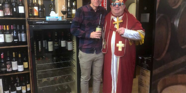 buen humor de algunos vigueses que han acudido disfrazados de esta guisa a tomar unos vinos en la vinoteca El Yate, de la Rúa Regueiro