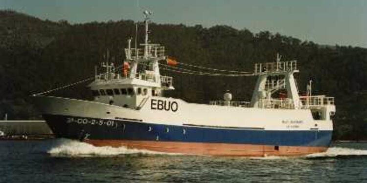 Muere un tripulante de un pesquero vigués tras caer al agua cuando faenaba en el Gran Sol