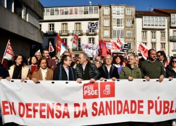 Miles de personas se manifiestan en Santiago por la sanidad pública: «Está al límite por la gestión autonómica»