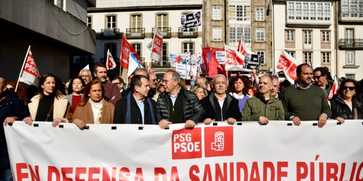 Miles de personas se manifiestan en Santiago por la sanidad pública: «Está al límite por la gestión autonómica»