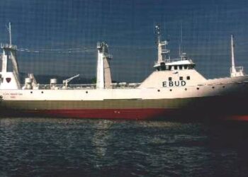 Un pesquero gallego se dirige a Montevideo para evaluar los daños causados al chocar contra un barco asiático