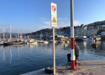 Esta es una fotografía muy simpática tomada en Baiona hace unos días. El cartel es elocuente por sí solo: “Prohibido pescar”