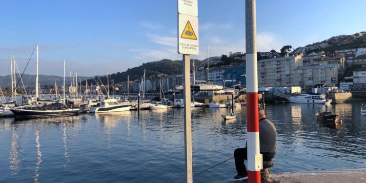 Esta es una fotografía muy simpática tomada en Baiona hace unos días. El cartel es elocuente por sí solo: “Prohibido pescar”