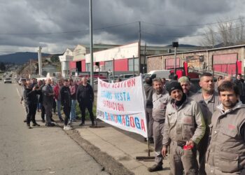 trabajadores de Ganomagoga concetrados a la puerta de la empresa