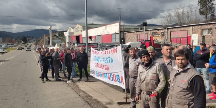 trabajadores de Ganomagoga concetrados a la puerta de la empresa