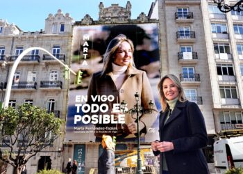 Tapias despliega una lona en el centro de la ciudad para dejar claro que “en Vigo todo es posible” 