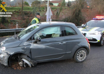 Encuentran a un conductor escondido en una arqueta tras sufrir un accidente en la autovía A-55