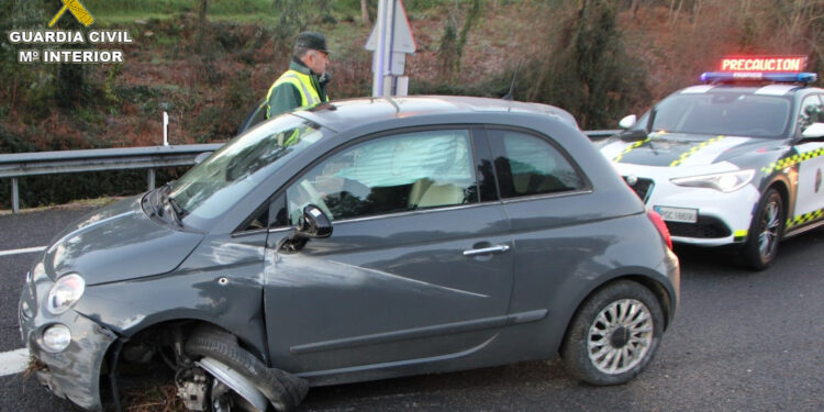 Encuentran a un conductor escondido en una arqueta tras sufrir un accidente en la autovía A-55
