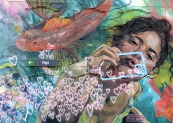 Este precioso mural ha sido elaborado por Pilar Alonso y está en la antigua estación de Chapela, ahora convertida en un destino final de la llamada senda verde.