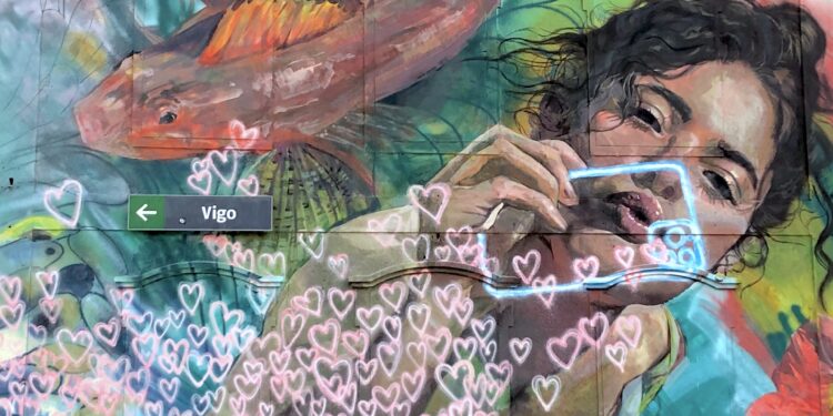 Este precioso mural ha sido elaborado por Pilar Alonso y está en la antigua estación de Chapela, ahora convertida en un destino final de la llamada senda verde.