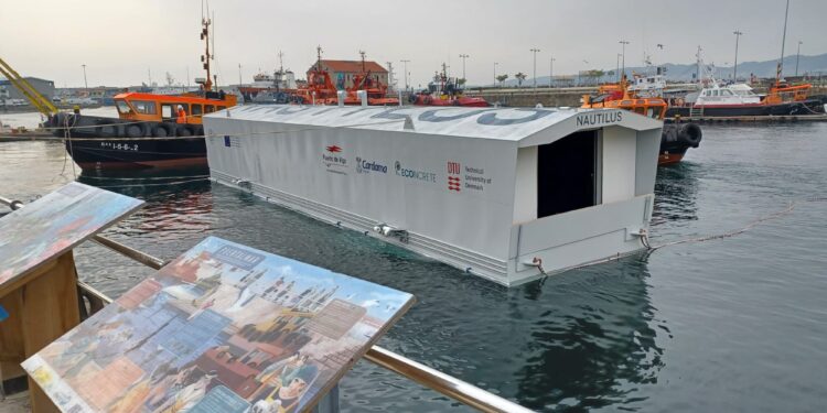 El Nautilus ‘atraca’ en la dársena de A Laxe y abrirá sus puertas en cuestión de semanas