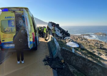 Cuatro personas heridas al volcar un microbús sobre una zona rocosa de Cabo Silleiro