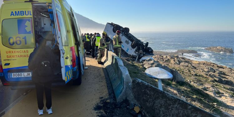 Cuatro personas heridas al volcar un microbús sobre una zona rocosa de Cabo Silleiro