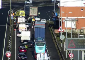 Atasco kilométrico en la A-55 por un accidente con seis vehículos implicados