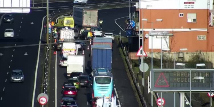 Atasco kilométrico en la A-55 por un accidente con seis vehículos implicados