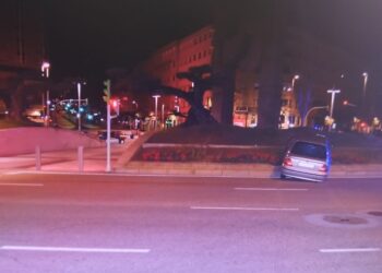 Un vigués sale ileso tras empotrarse contra la plaza de América y dar positivo en alcohol