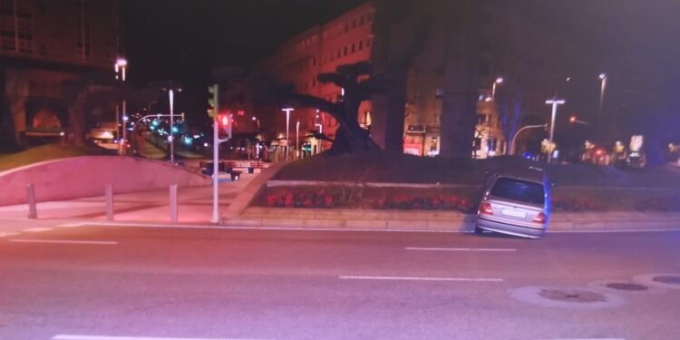 Un vigués sale ileso tras empotrarse contra la plaza de América y dar positivo en alcohol