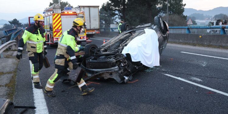 Un fallecido en la A-55 tras salirse de la vía con su coche y volcar