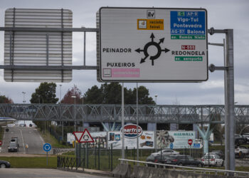 Evacuado un motorista en Vigo tras chocar con una furgoneta y un camión que transportaba bombonas