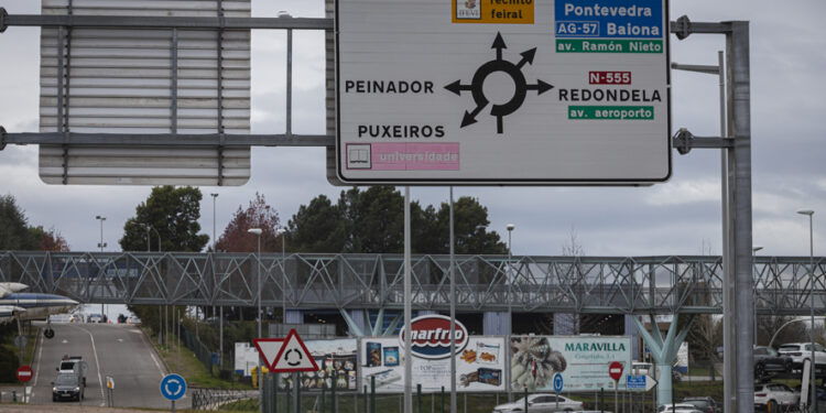 Evacuado un motorista en Vigo tras chocar con una furgoneta y un camión que transportaba bombonas