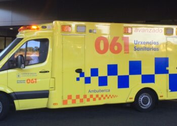 Trasladan a una conductora a un centro médico tras volcar con su vehículo en Tui