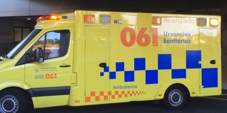 Trasladan a una conductora a un centro médico tras volcar con su vehículo en Tui