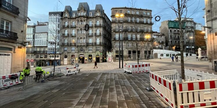 Los árboles regresan al entorno de la Porta do Sol con la recuperación de ejemplares en la Praza da Princesa