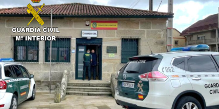 Detenido mientras cometía disfrazado y con una pistola simulada un atraco en un banco de Soutomaior