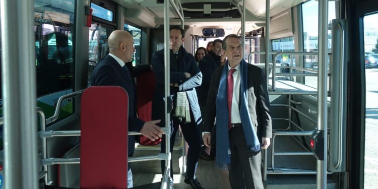Caballero carga contra la plantilla de Vitrasa por sus paros: “Está hecho para dañar a la gente de Vigo”