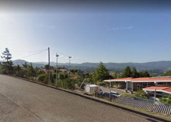 Liberado un trabajador con una pierna atrapada tras volcar un camión en Nigrán