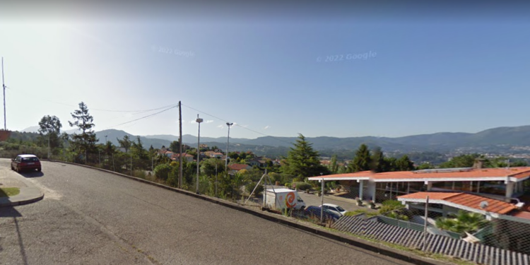 Liberado un trabajador con una pierna atrapada tras volcar un camión en Nigrán