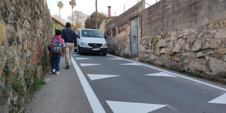 Los ‘dientes de dragón’ ya protegen a los alumnos del CEIP Emilia Pardo Bazán