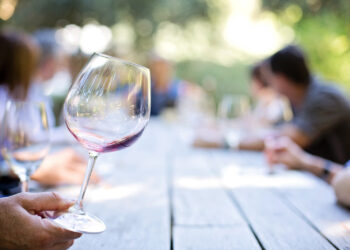 Arranca unha nova tempada de obradoiros na UVigo coa cata de viños e a apicultura como novidades