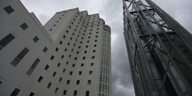 Piden 4 años y medio de cárcel para una acusada de estafar y robar a una anciana a la que cuidaba en Vigo