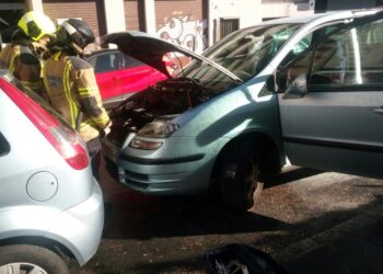Los bomberos de Vigo intervienen en dos incendios en vehículos en el mismo día
