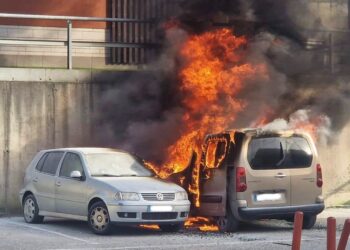 Los bomberos apagan un coche en llamas que ardió en el Parque Comercial Meixoeiro