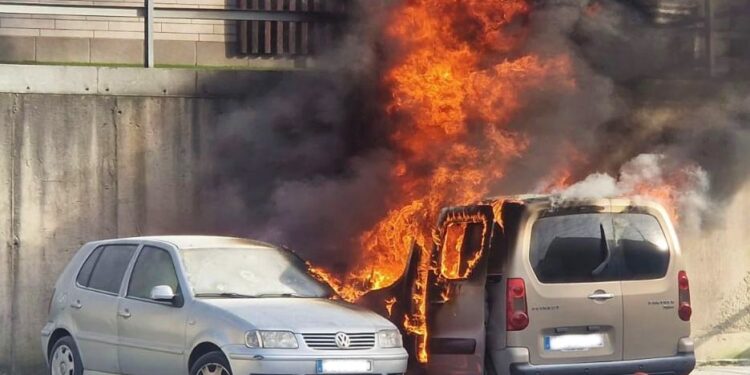 Los bomberos apagan un coche en llamas que ardió en el Parque Comercial Meixoeiro