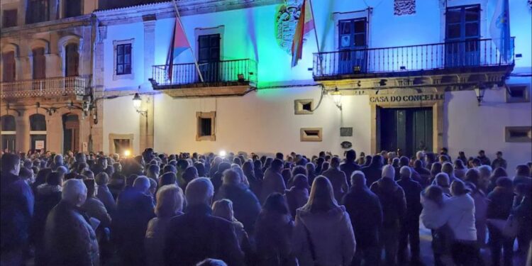 Enterrada entre muestras de dolor la mujer asesinada en Baiona