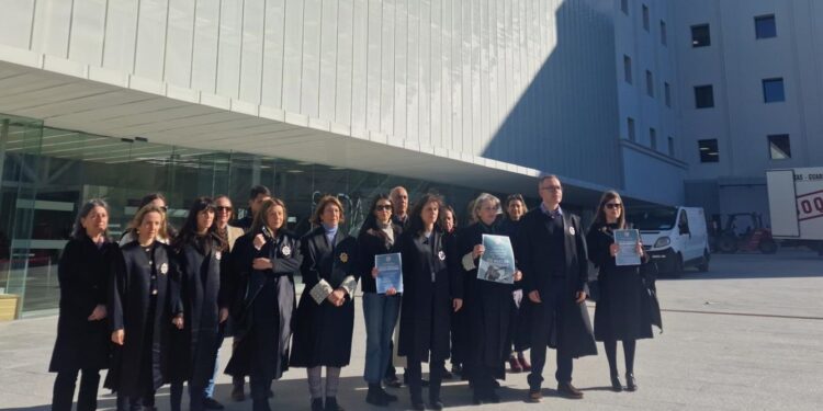 Letrados judiciales se concentran en Vigo para exigir al Gobierno que negocie para poner fin a la huelga